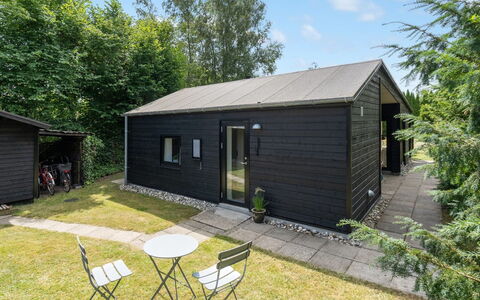 Edin - 400M from the Sea: Chalet, Jardin, Siding, Batiments Jardin, Ombre, Cour, Arrière-Cour, Pelouse, Ferme, Aménagement Paysager