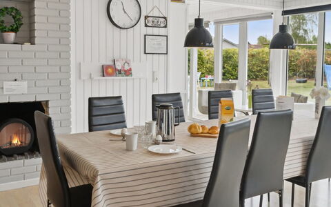Hallveig - 1.1Km from the Sea: Meubles, Design Intérieur, Sol, Chaise, Bois, Table, Table Cuisine Et Salle A Manger, Salle À Manger, Sol, Éclairage