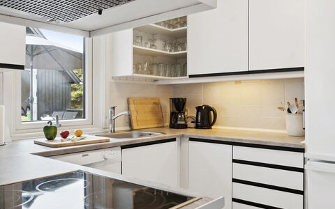 Hallveig - 1.1Km from the Sea: Appareil De Cuisine, Cuisine, Comptoir, Cabinetry, Design Intérieur, Meubles, Principaux Appliance, Électroménager, Bois, Luminaire