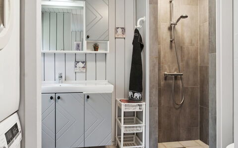 Hallveig - 1.1Km from the Sea: Design Intérieur, Sol, Sol, Pièce, Plafond, Porte, Tuile, Plomberie, Cabinetry