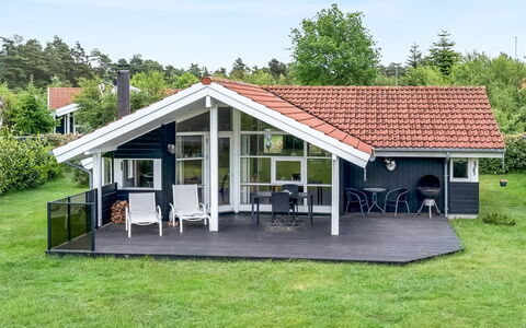 Brynhild - 400M from the Sea: Herbe, Maison, Toit, Domicile, Chalet, Arbuste, Lot Terre, Zone Rurale, Ferme, Couverture De Sol