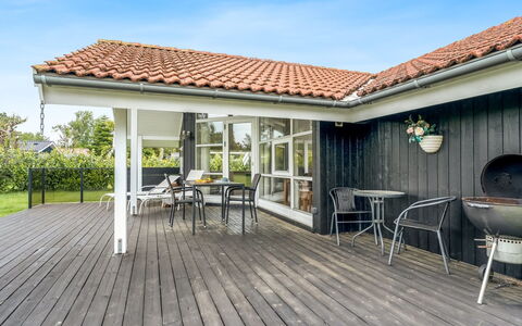 Brynhild - 400M from the Sea: Herbe, Maison, Toit, Domicile, Chalet, Arbuste, Lot Terre, Zone Rurale, Ferme, Couverture De Sol