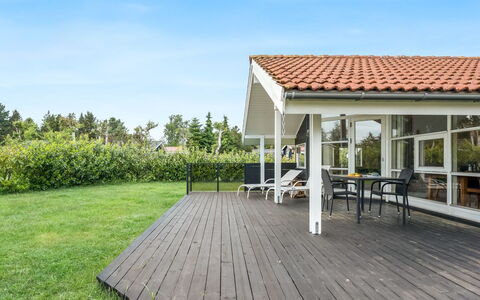 Brynhild - 400M from the Sea: Herbe, Maison, Toit, Domicile, Chalet, Arbuste, Lot Terre, Zone Rurale, Ferme, Couverture De Sol