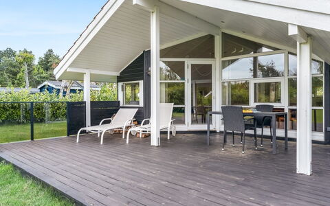 Brynhild - 400M from the Sea: Herbe, Maison, Toit, Domicile, Chalet, Arbuste, Lot Terre, Zone Rurale, Ferme, Couverture De Sol
