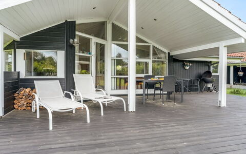 Brynhild - 400M from the Sea: Herbe, Maison, Toit, Domicile, Chalet, Arbuste, Lot Terre, Zone Rurale, Ferme, Couverture De Sol