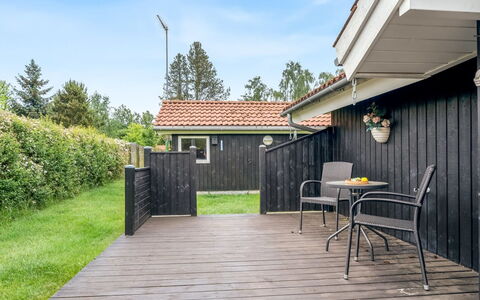 Brynhild - 400M from the Sea: Herbe, Maison, Toit, Domicile, Chalet, Arbuste, Lot Terre, Zone Rurale, Ferme, Couverture De Sol