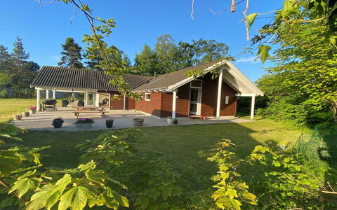 Hegge - 300M from the Sea: Maison, Domicile, Porte, Toit, Chalet, Biens, Jardin, Ombre, Siding, Cour