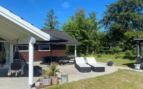 Hegge - 300M from the Sea: Maison, Domicile, Porte, Toit, Chalet, Biens, Jardin, Ombre, Siding, Cour