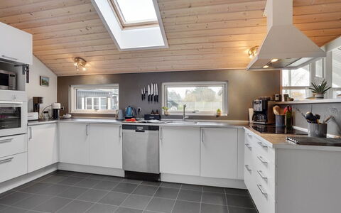 Hegge - 300M from the Sea: Cuisine, Comptoir, Plafond, Bois, Sol, Principaux Appliance, Design Intérieur, Appareil De Cuisine, Luminaire, Électroménager