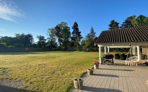 Hegge - 300M from the Sea: Maison, Zone Résidentielle, Toit, Domicile, Lot Terre, Pelouse, Chalet, Ombre, Jardin, Biens