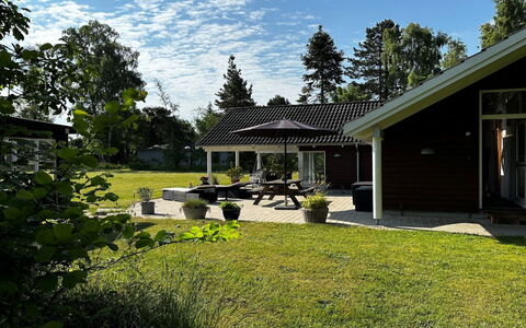 Hegge - 300M from the Sea: Herbe, Maison, Toit, Domicile, Zone Résidentielle, Chalet, Pelouse, Jardin, Arrière-Cour, Siding