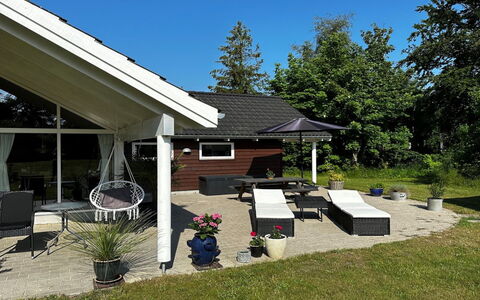 Hegge - 300M from the Sea: Toit, Maison, Domicile, Chalet, Ombre, Pelouse, Cour, Jardin, Siding, Biens