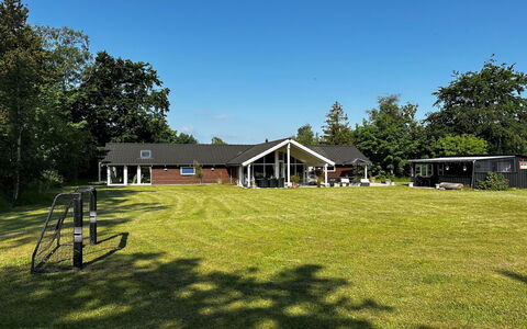 Hegge - 300M from the Sea: Maison, Domicile, Porte, Toit, Chalet, Biens, Jardin, Ombre, Siding, Cour