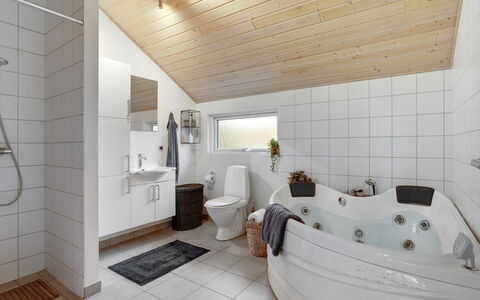 Hegge - 300M from the Sea: Maison, Domicile, Porte, Toit, Chalet, Biens, Jardin, Ombre, Siding, Cour