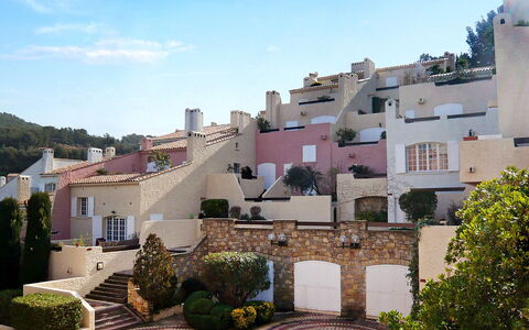 Saint Cyr sur Mer la Madrague 240: Ciel, Nuage, Plante, Bâtiment, Fenêtre, Maison, Design Urbain, Arbre, Façade