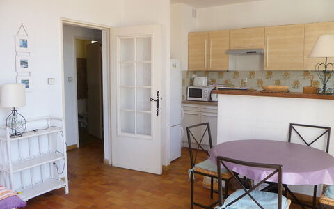 Saint Cyr sur Mer la Madrague 240: Pièce, Propriété, Meubles, Sol, Bâtiment, Parquet, Cuisine, Maison, Design Intérieur, Dur