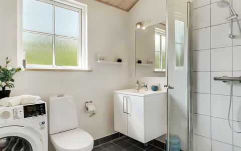 Finwith - 1.5Km from the Sea: Luminaire Plomberie, Sol, Design Intérieur, Salle De Bains, Sol, Évier, Robinet, Toilette, Plomberie, Siège De Toilette