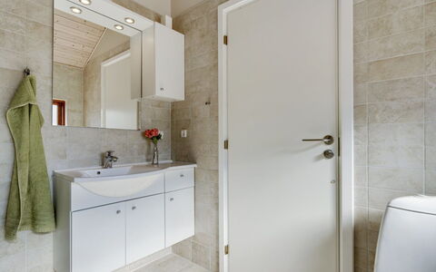 Biaver - 350M from the Sea: Sol, Luminaire Plomberie, Sol, Bois, Design Intérieur, Évier, Salle De Bains, Robinet, Plomberie, Lavabo