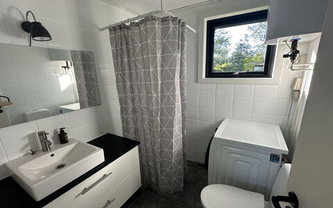 Ady - 150M from the Sea: Sol, Design Intérieur, Sol, Luminaire Plomberie, Salle De Bains, Toilette, Armoire De Toilette, Tuile, Plomberie, Pièce