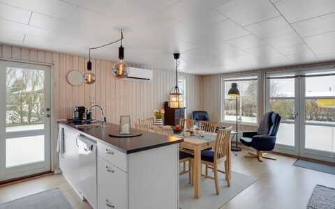Leefke - 300M from the Sea: Bois, Luminaire, Plafond, Design Intérieur, Sol, Cuisine, Meubles, Comptoir, Éclairage, Cabinetry