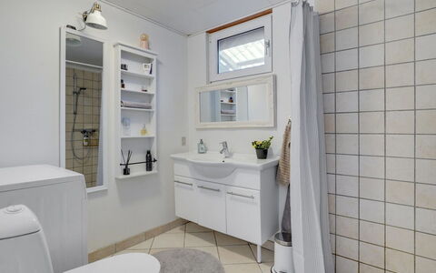 Leefke - 300M from the Sea: Design Intérieur, Sol, Luminaire Plomberie, Évier, Sol, Armoire De Toilette, Lavabo, Plomberie, Robinet, Salle De Bains