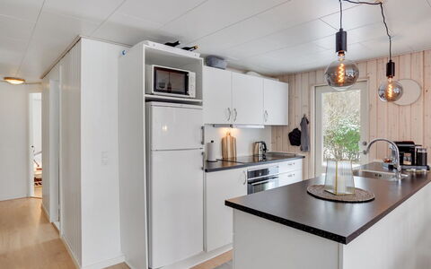 Leefke - 300M from the Sea: Cuisine, Bois, Design Intérieur, Comptoir, Luminaire, Plafond, Sol, Meubles, Appareil De Cuisine, Pièce
