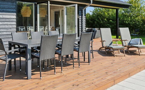 Hasten - 600M from the Sea: Toit, Maison, Domicile, Chalet, Siding, Biens, Allée, Batiments Jardin, Cour, Cabanon