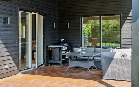 Hasten - 600M from the Sea: Toit, Maison, Domicile, Chalet, Siding, Biens, Allée, Batiments Jardin, Cour, Cabanon