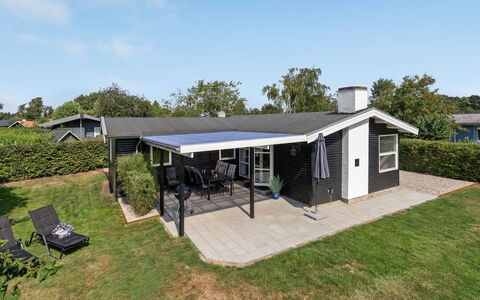 Westman - 200M from the Sea: Arbuste, Design Urbain, Couverture De Sol, Brique, Appartement, Biens, Brickwork, Balcon, Aménagement Paysager