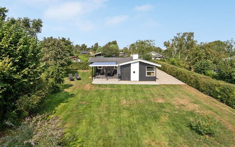 Westman - 200M from the Sea: Arbuste, Design Urbain, Couverture De Sol, Brique, Appartement, Biens, Brickwork, Balcon, Aménagement Paysager