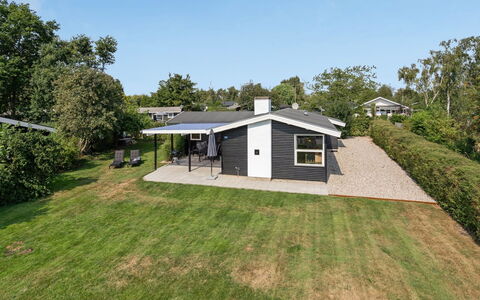 Westman - 200M from the Sea: Arbuste, Design Urbain, Couverture De Sol, Brique, Appartement, Biens, Brickwork, Balcon, Aménagement Paysager