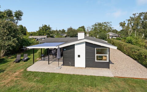 Westman - 200M from the Sea: Arbuste, Design Urbain, Couverture De Sol, Brique, Appartement, Biens, Brickwork, Balcon, Aménagement Paysager