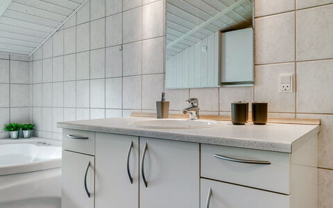 Gustava - 700M from the Sea: Design Intérieur, Sol, Luminaire Plomberie, Mur, Évier, Sol, Comptoir, Salle De Bains, Robinet, Armoire De Toilette