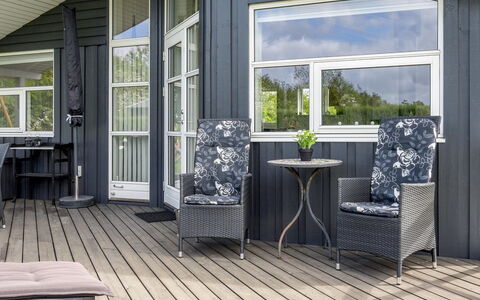 Gustava - 700M from the Sea: Meubles, Bois, Sol, Chaise, Sol, Porche, Design Intérieur, Table, Mobilier De Jardin, Parquet