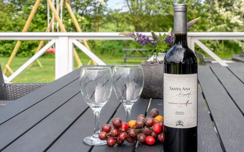 Gustava - 700M from the Sea: Bouteille, Du Vin, Vin Rouge, Aliments, Bouteille En Verre, Bouteille De Vin, Bar