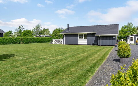 Gustava - 700M from the Sea: Maison, Toit, Domicile, Chalet, Pelouse, Siding, Jardin, Cour, Aménagement Paysager, Ombre