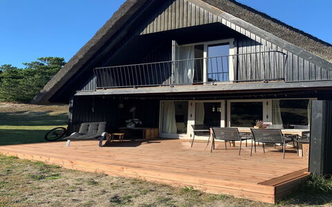 Emina - 400M from the Sea: Meubles, Design Intérieur, Chaise, Sol, Table, Recours, Sol, Plafond, Pièce, Eco Hôtel