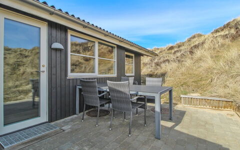Vika - 600M from the Sea: Toit, Chalet, Domicile, Ombre, Siding, Ferme, Porche, Structure En Plein Air, Batiments Jardin