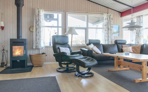 Vika - 600M from the Sea: Toit, Maison, Lot Terre, Domicile, Chalet, Biens, Batiments Jardin, Ombre, Cabane En Rondins, Aménagement Paysager