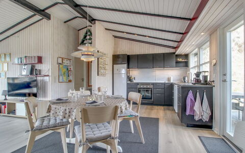 Vika - 600M from the Sea: Toit, Maison, Lot Terre, Domicile, Chalet, Biens, Batiments Jardin, Ombre, Cabane En Rondins, Aménagement Paysager