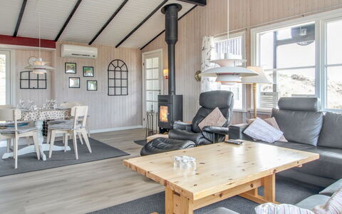 Vika - 600M from the Sea: Toit, Maison, Lot Terre, Domicile, Chalet, Biens, Batiments Jardin, Ombre, Cabane En Rondins, Aménagement Paysager