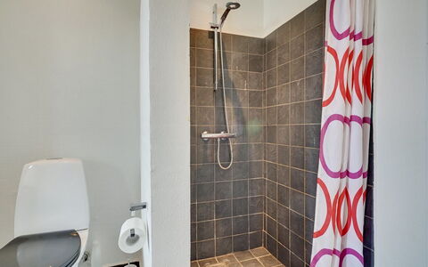 Anselmi - 450M from the Sea: Salle De Bains, Siège De Toilette, Luminaire Plomberie, Sol, Toilette, Mur, Sol, Design Intérieur, Douche, Plomberie