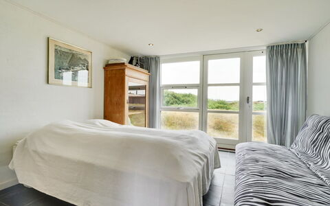 Anselmi - 450M from the Sea: Lit, Chambre, Meubles, Design Intérieur, Drap De Lit, Bois, Sol, Sol, Literie, Linge