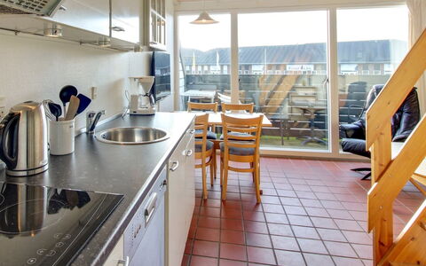 Ronia - 100M from the Sea: Bois, Sol, Meubles, Sol, Parquet, Appartement, Domicile, Dur, Tache De Bois, Chaise