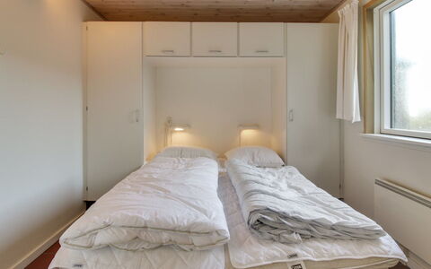 Ronia - 100M from the Sea: Chambre, Lit, Design Intérieur, Sol, Sol, Bois, Meubles, Plafond, Drap De Lit, Pièce