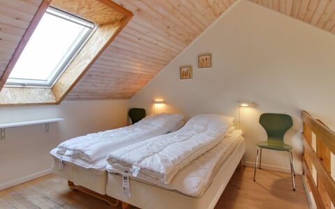 Ronia - 100M from the Sea: Lit, Chambre, Literie, Design Intérieur, Drap De Lit, Bois, Sol, Sol, Plafond, Meubles