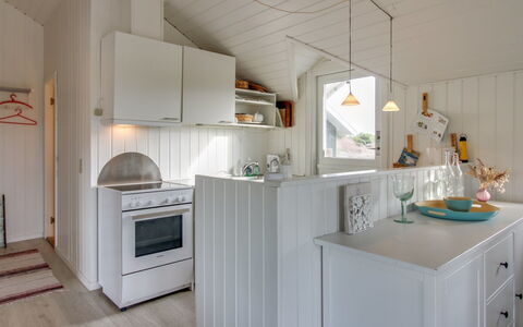 Lilja - 1.5Km from the Sea: Cuisine, Design Intérieur, Sol, Bois, Plafond, Meubles, Comptoir, Luminaire, Sol, Appareil De Cuisine