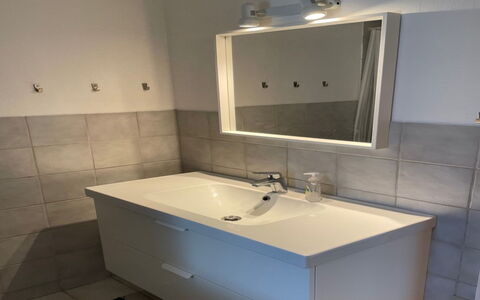 Lilja - 1.5Km from the Sea: Sol, Lavabo, Sol, Luminaire Plomberie, Armoire De Toilette, Design Intérieur, Évier, Plomberie, Robinet, Salle De Bains