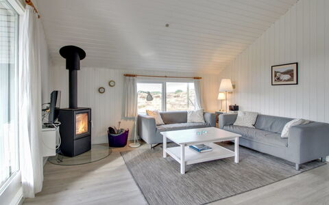 Lilja - 1.5Km from the Sea: Bois, Meubles, Sol, Canapé, Sol, Domicile, Design Intérieur, Plafond, Salon, Parquet