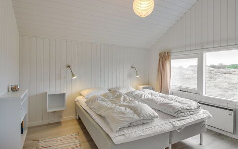 Lilja - 1.5Km from the Sea: Chambre, Plafond, Lit, Literie, Drap De Lit, Design Intérieur, Sol, Cadre De Lit, Linge, Pièce